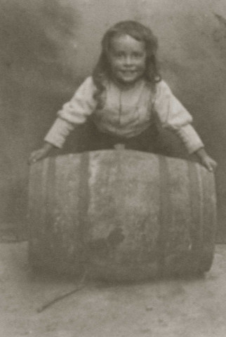 Portrait d'un jeune enfant, au tonneau.