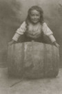 Portrait d'un jeune enfant, au tonneau.