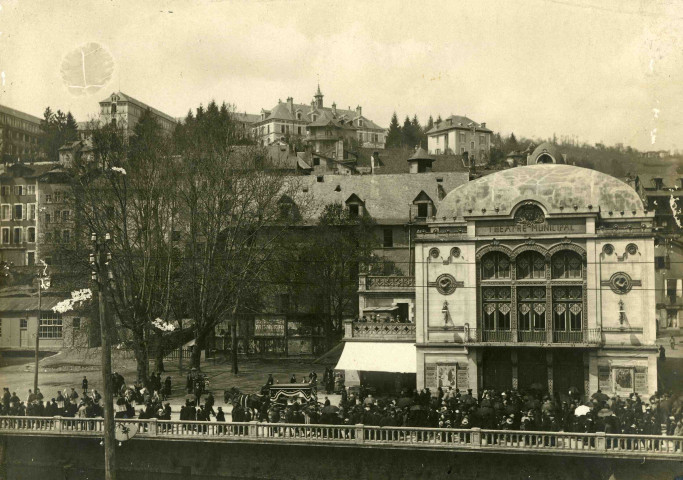 Passage du cortège et du corbillard, quai du Collège, devant le théâtre.