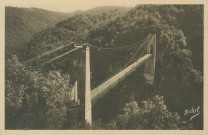 Lapleau : "La Corrèze touristique - Le viaduc de Roche-Taillade sur la Luzège, entre Lapleau et soursac - Tramway départementaux de la Corrèze (Long. 160 m., haut. des pylones 126 m., haut. 92m.)".