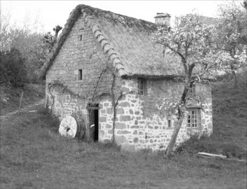 Chirac-Bellevue : moulins en chaume, vers 1969. Arch. dép. Corrèze, fonds Chadeyron, 46Fi 251/4/4, dépôt HCC.
