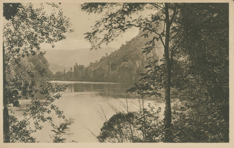 Corrèze, vallée de la Dordogne : "N° 24 La douce France - La région du Limousin - Les rives de la Dordogne sur la route de Beaulieu à Argentat".