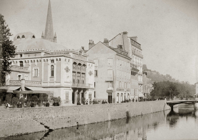 Théâtre et quai.