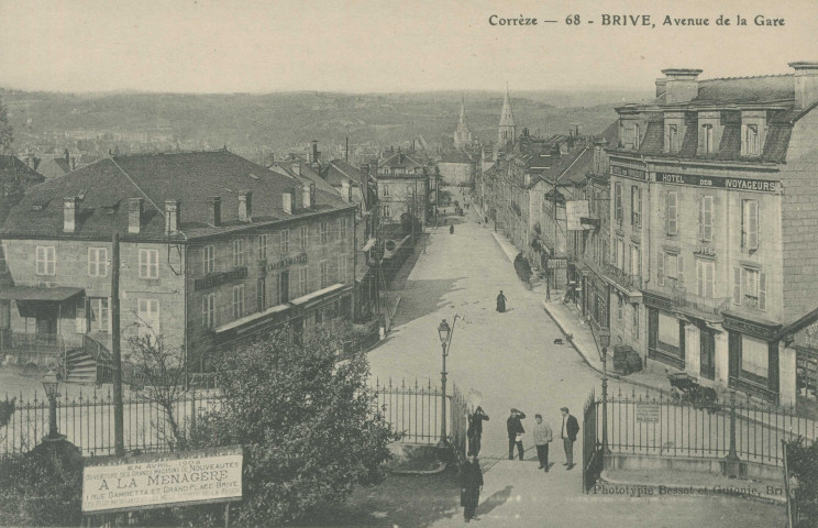 Brive-la-Gaillarde : "Corrèze - 68 - Brive, avenue de la gare". Publicité "En avril 1908 ouverture des grands magasins de nouveautés - A la Ménagère".
