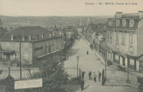 Brive-la-Gaillarde : "Corrèze - 68 - Brive, avenue de la gare". Publicité "En avril 1908 ouverture des grands magasins de nouveautés - A la Ménagère".