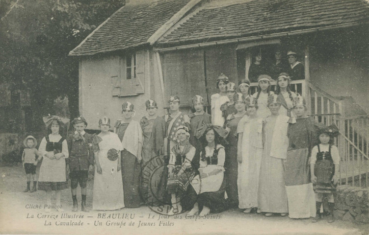 Beaulieu-sur-Dordogne : "La Corrèze illustrée - Beaulieu - Le jour des Corps Saints - La cavalcade - Un groupe de jeunes filles".