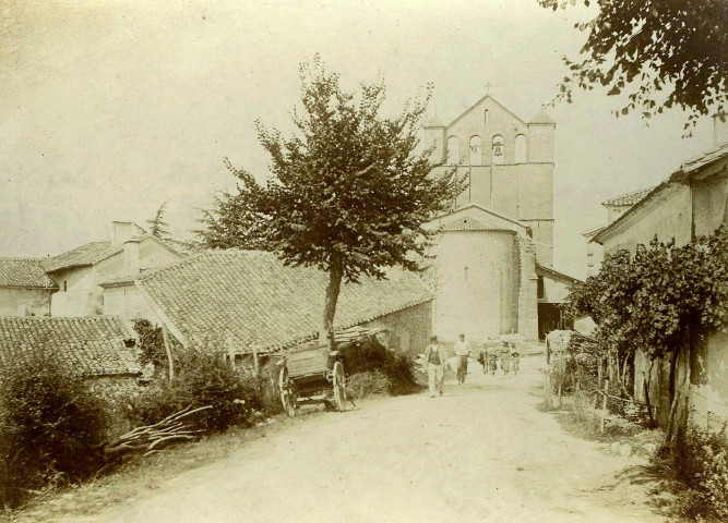 Lougratte : église clocher-mur à quatre baies depuis la route de Valette.