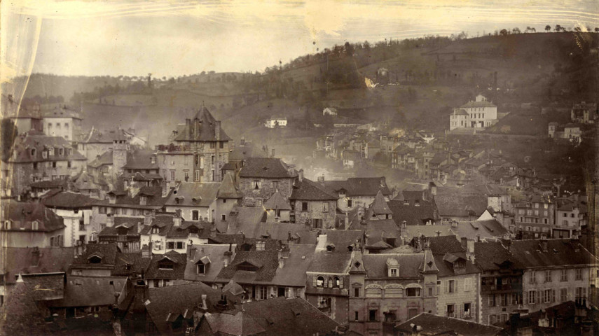 Vue prise du lycée Edmond-Perrier, orientée sud-est sur l'enclos de la ville (rive droite) et le quartier d'Alverge (rive gauche).