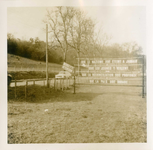 Panneau routier amovible du Comité pour léguer l'Esprit de la Résistance (CLER).