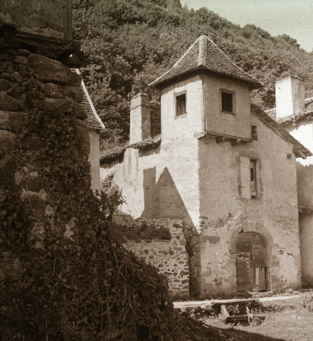 Grande maison et sa petite tour carrée.