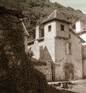 Grande maison et sa petite tour carrée.