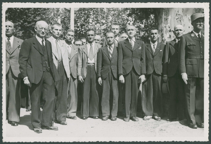 Dépôt de gerbes par le sénateur Labrousse, Pierre Chaussade et Jean Labrunie.