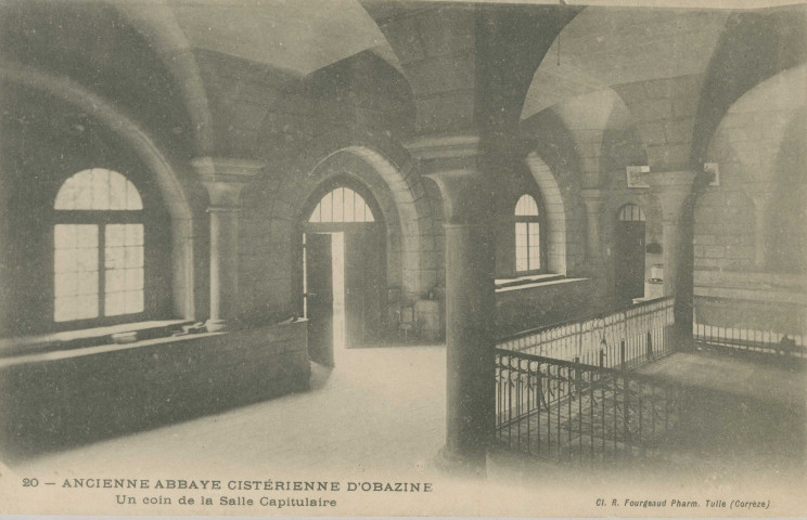 Aubazine : "20 - Ancienne abbaye cistercienne d'Obazine - Un coin de la salle capitulaire".