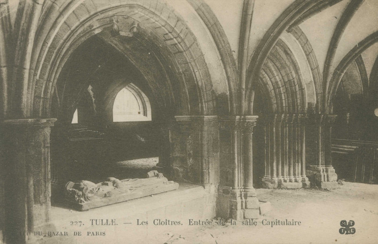 Tulle : "227. Tulle. Les cloîtres. Entrée de la salle capitulaire".