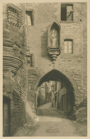 Uzerche : "1436 Uzerche (Corrèze) - Porte Bécharie, dite Barachaude (monument historique XIe et XIIe s.)".