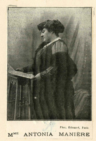 Portrait de d'Antonia Manière.