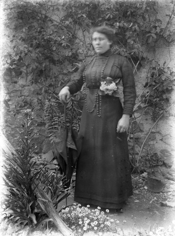 Portraits en pied : femmes au jardin.
