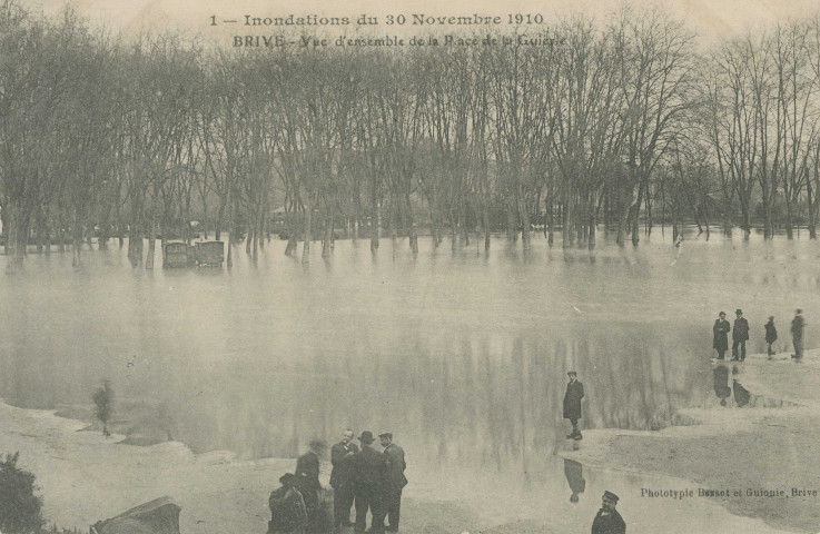 Brive-la-Gaillarde : "1 - Inondations du 30 novembre 1910 - Brive - Vue d'ensemble de la place de la Guierle".