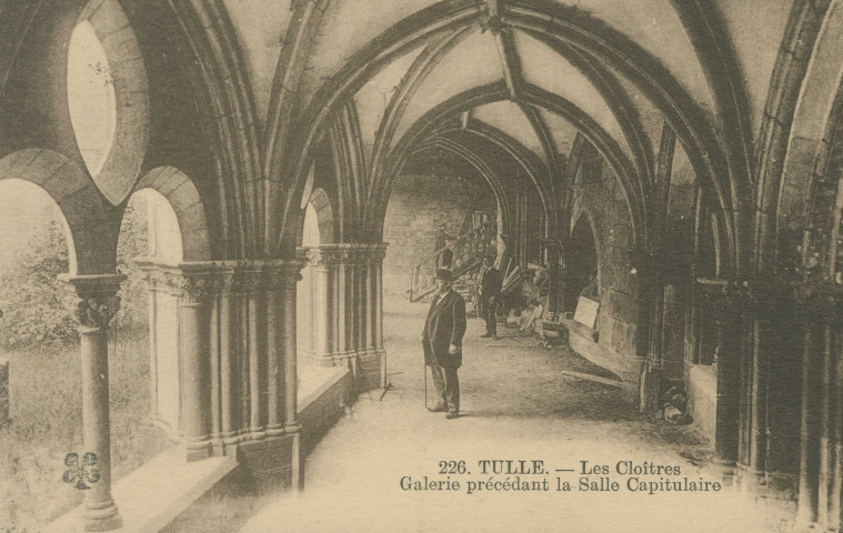 Tulle : "226. - Tulle. - Les cloîtres. - Galerie précédant la salle capitulaire".