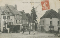 Marcillac-la-Croisille : "Marcillac - Avenue d'Argentat". Roulotte sur la place.