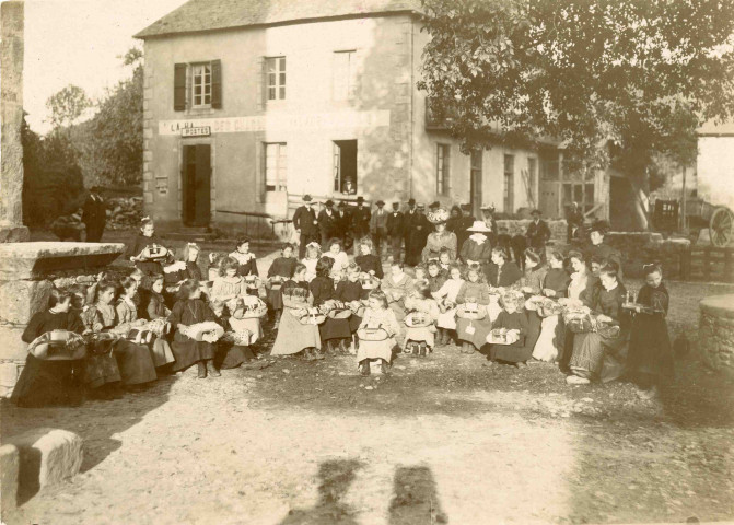 Saint-Germain-les-Vergnes : l'école de dentelles au fuseau.
