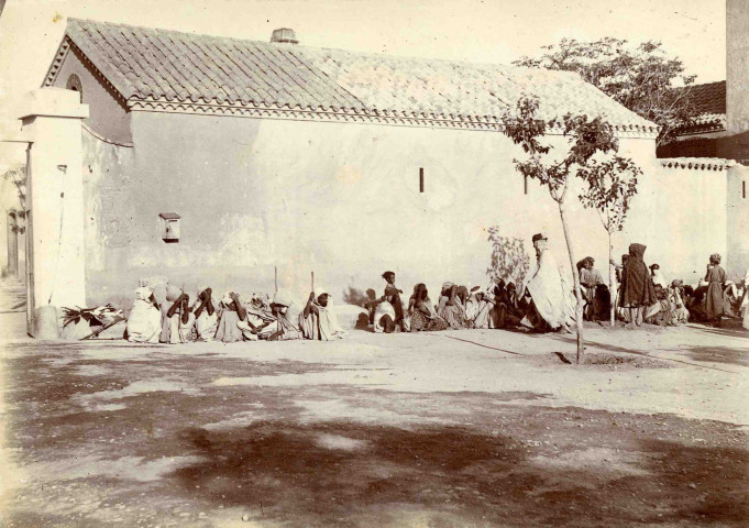 Les pauvres devant la maison du caïd.