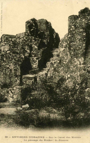 "32 - Environs d'Obazine - Sur le canal des Moines. Le passage du rocher St-Etienne".