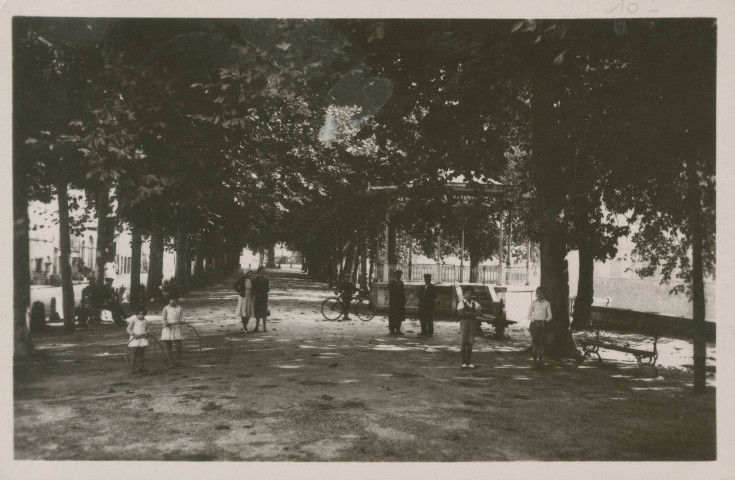 Tulle : "41 Tulle. - La promenade.".
