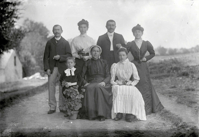Portrait de famille autour d'un géranium.