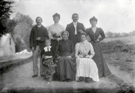 Portrait de famille autour d'un géranium.