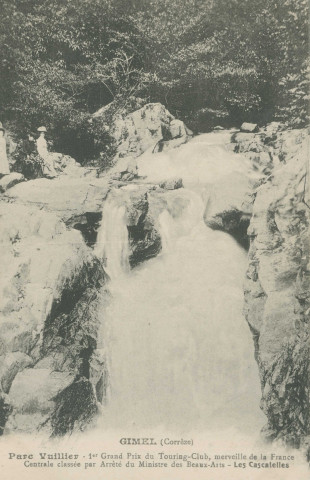 Gimel : "Gimel (Corrèze) - Parc Vuillier - 1er grand prix du Touring-club, merveille de la France centrale classée par arrêté du ministre des Beaux-arts - Les cascatelles - ". Il semble qu'une femme, habillée de noir, s'apprête à jeter une gerbe de fleurs dans la cascade.