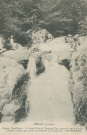 Gimel : "Gimel (Corrèze) - Parc Vuillier - 1er grand prix du Touring-club, merveille de la France centrale classée par arrêté du ministre des Beaux-arts - Les cascatelles - ". Il semble qu'une femme, habillée de noir, s'apprête à jeter une gerbe de fleurs dans la cascade.