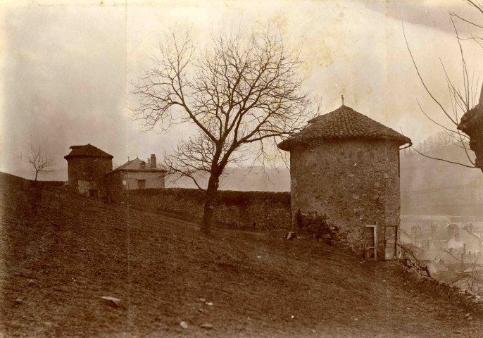 Tour située à proximité de l'ancien couvent des récollets, colline de la Roche-Bailly et du Petit-Mirat.
