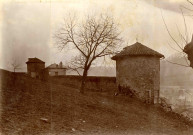 Tour située à proximité de l'ancien couvent des récollets, colline de la Roche-Bailly et du Petit-Mirat.