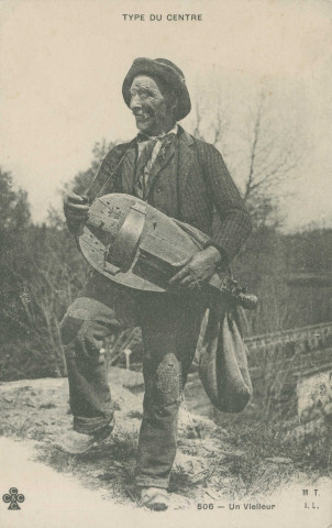 Folklore : "Type du Centre - 506 - Un vielleur".