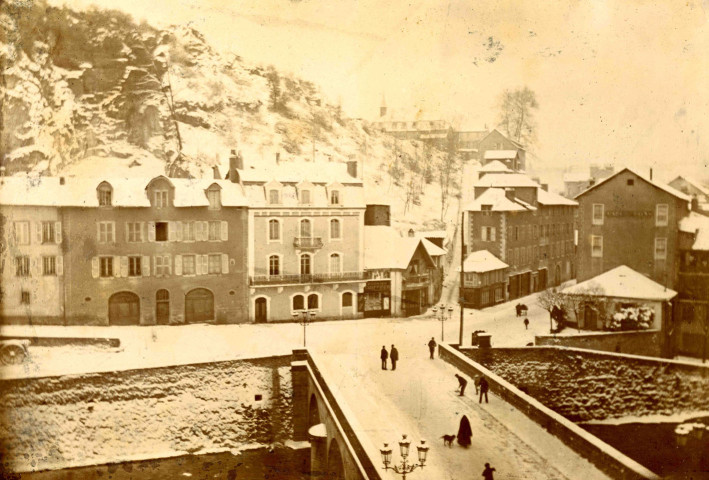 Le pont de la Barrière et la rive gauche de la Corrèze sous la neige.
