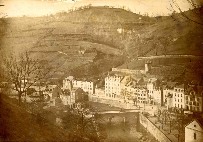 Pont et quartier de la Barrière, place de Rigny, quai Saint-Priest pris du rocher des Malades.