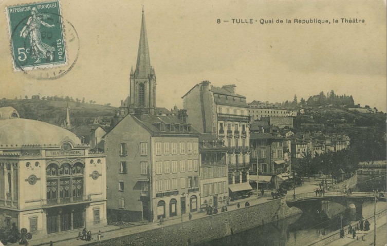 Tulle : "8 -Tulle - Quai de la République, le théâtre". Affiche apposée sur le théâtre pour la représentation de la pièce d'Henri Lavedan, Le Marquis de Priola (créée en 1902).