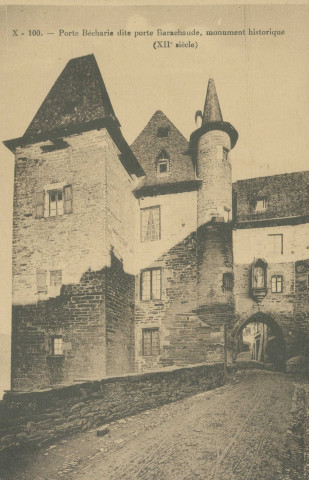 Uzerche : "X - 100. Porte Bécharie dite porte Barachaude, monument historique (XIIe siècle)".