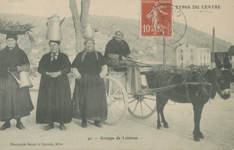 Folklore : "Types du Centre - 42 - Groupes de Laitières".