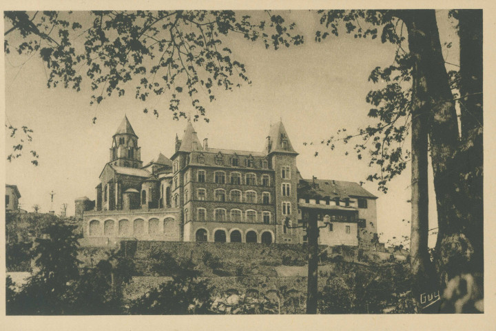 Uzerche : "115. - Uzerche (Corrèze) - L'Ecole supérieure et l'église".