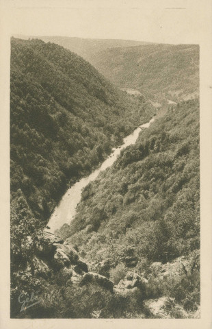 Liginiac : "Le barrage et l'usine hydro-électrique de Marèges (Corrèze) - Vue d'ensemble prise de l'aval".