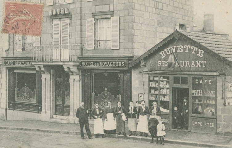 Brive-la-Gaillarde : façade de l'hôtel, café, restaurant des Voyageurs, et la buvette-restaurant - pose du propriétaire et du personnel.