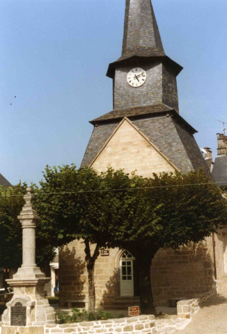 Ancienne mairie surmontée d'un clocher.