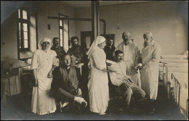 Une chambre à l'heure de la visite du médecin et des soins.