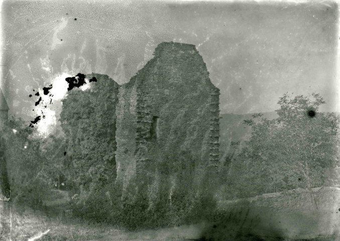 Ruines du château de l'abbé commendataire situées dans l'enceinte de l'abbaye cistercienne d'Aubazine.
