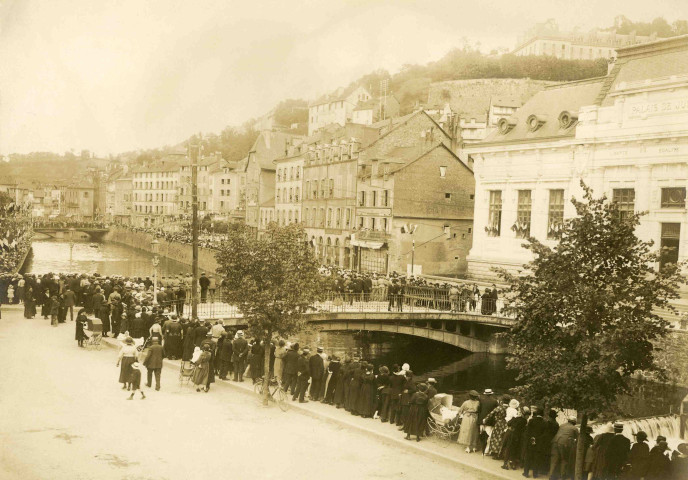 Fête nautique entre le pont du Tribunal et le pont Millet-Mureau.