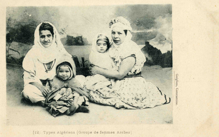 "(12) Types Algériens, Groupe de femmes Arabes".