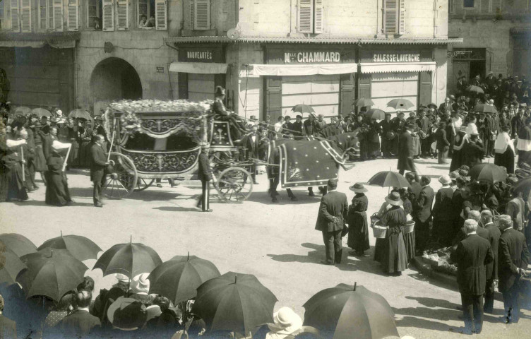 Le corbillard arrive place d'Arche.