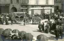 Le corbillard arrive place d'Arche.